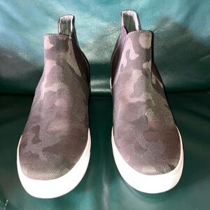 Steve Madden high-top Camo sneakers size 9